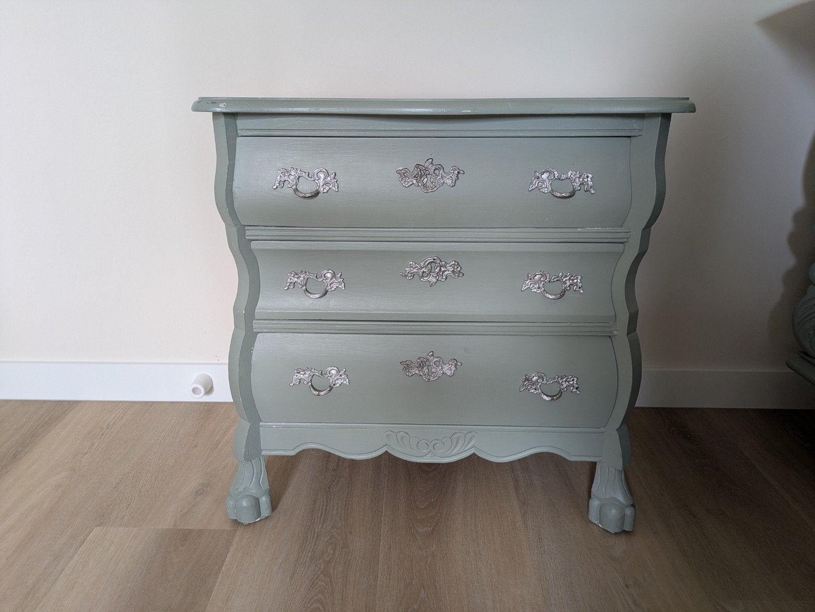 Vintage ladekastje in mintgroen met sierlijke handgrepen, Huis en Inrichting, Gebruikt, Vintage, Klassiek, Brocante, 50 tot 100 cm
