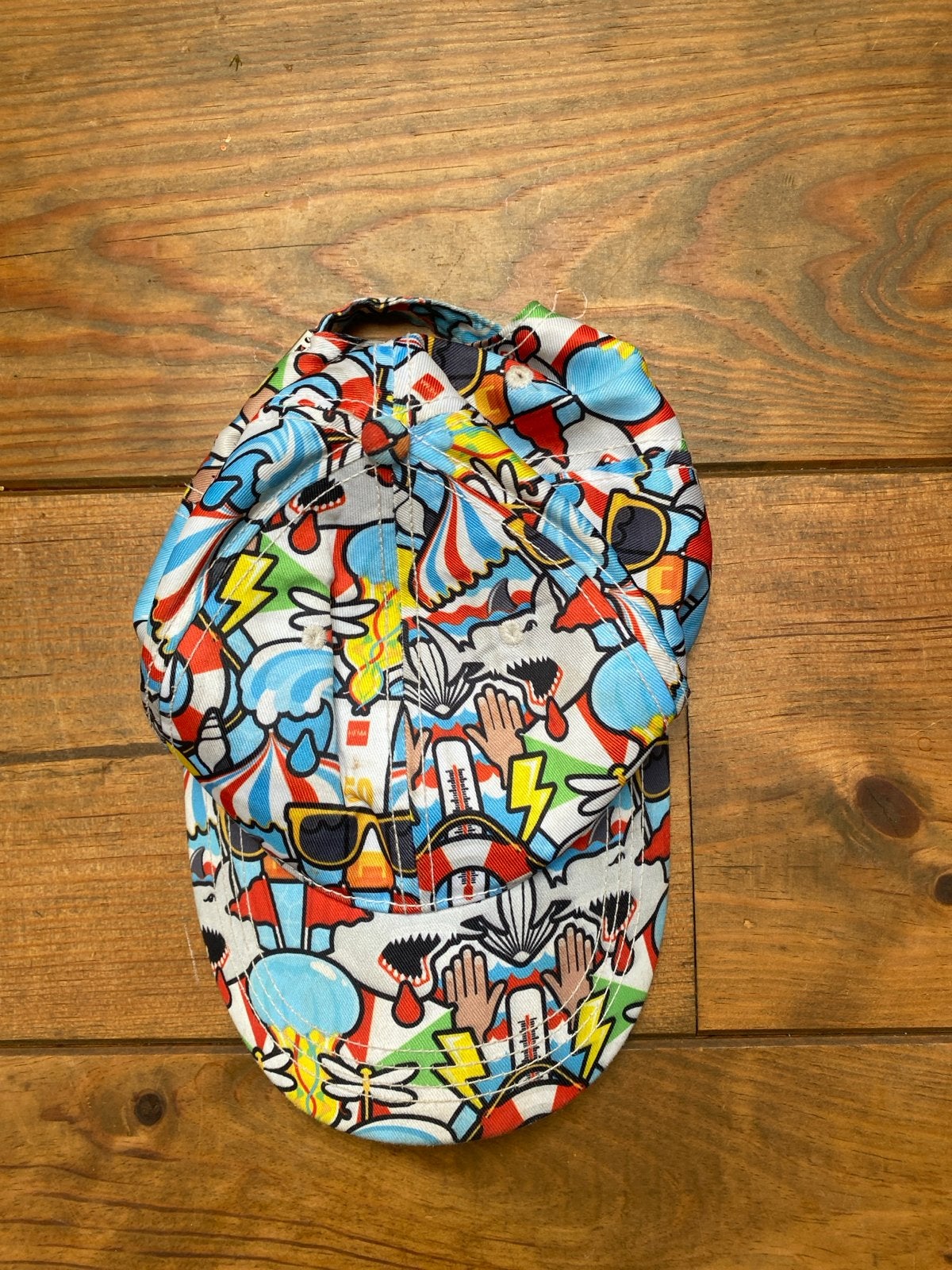 Kleurrijke pet met unieke print - One size fits all, Ophalen of Verzenden, Zo goed als nieuw, One size fits all, Pet