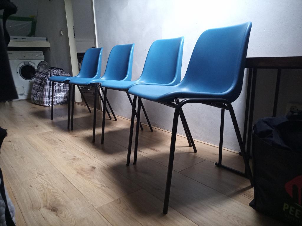 4 Stapelbare blauwe stoelen, Huis en Inrichting, Stoelen, Gebruikt, Vier, Kunststof, Metaal, Blauw, Ophalen