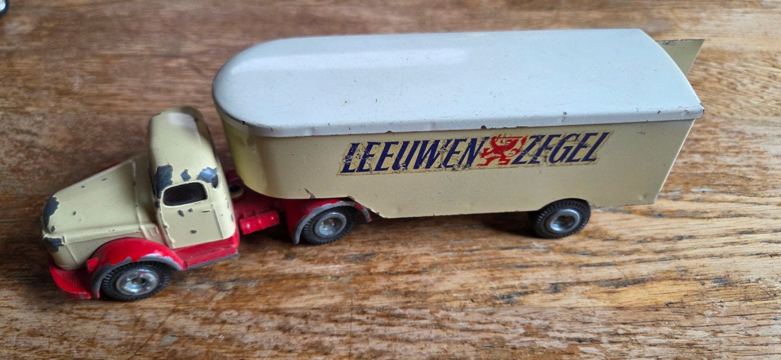 Vintage Leeuwenzegel vrachtauto met aanhanger, Ophalen of Verzenden, Gebruikt