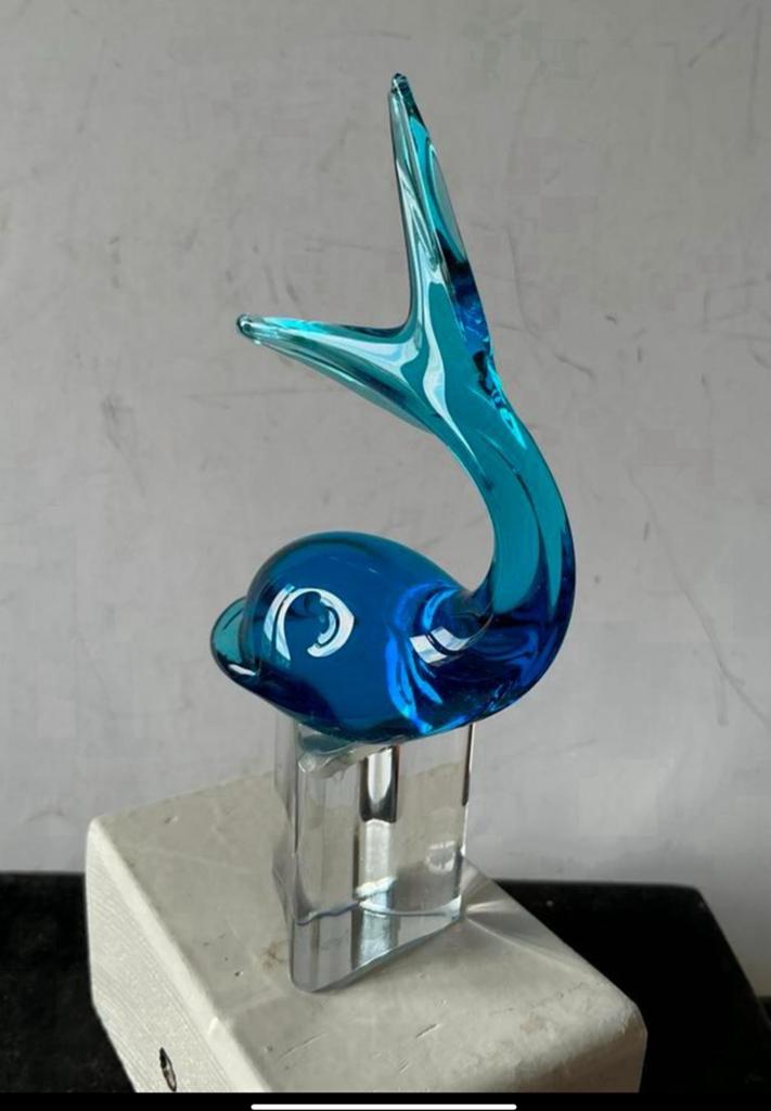 Kleine walvis van blauw glas op glazen sokkeltje. Blauwe vis, Verzamelen, Ophalen of Verzenden