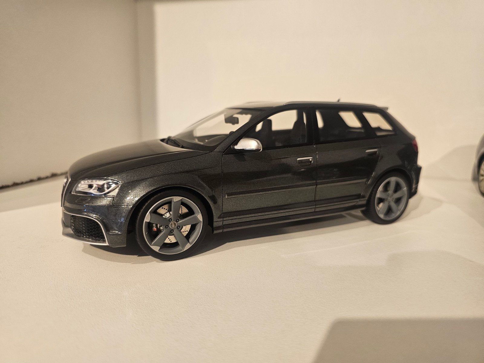 DNA Collectibles Audi RS3 Grijs 1:18, Ophalen of Verzenden, Zo goed als nieuw, Overige merken