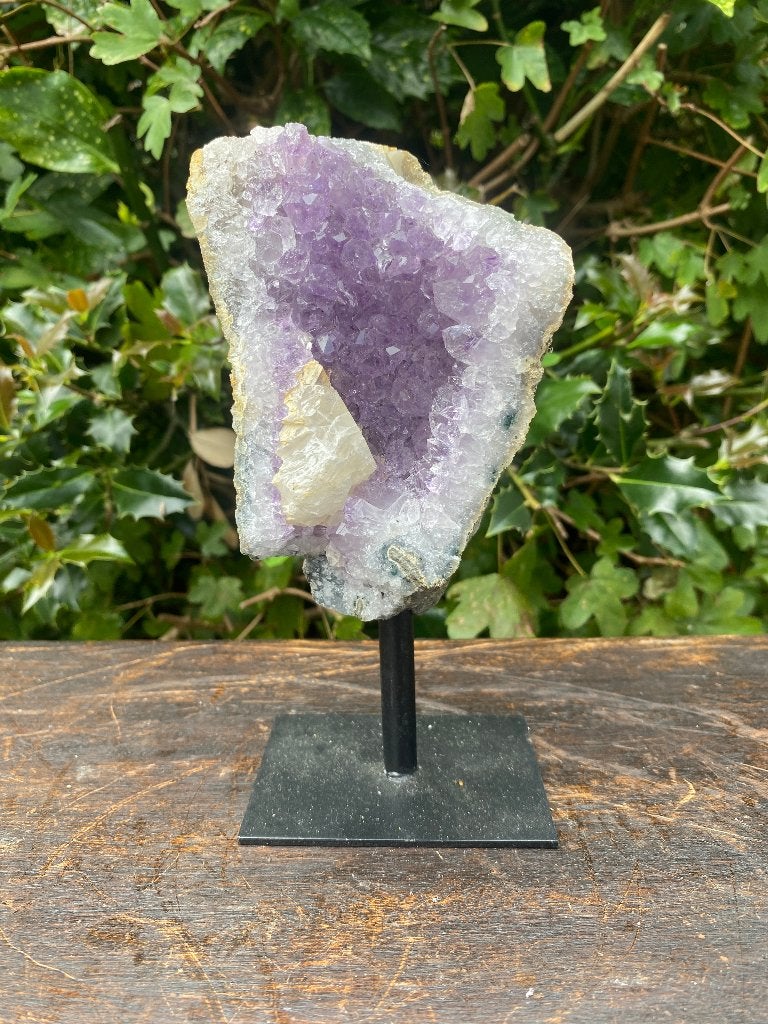 Amethist met Calciet op metalen standaard, Ophalen of Verzenden, Mineraal