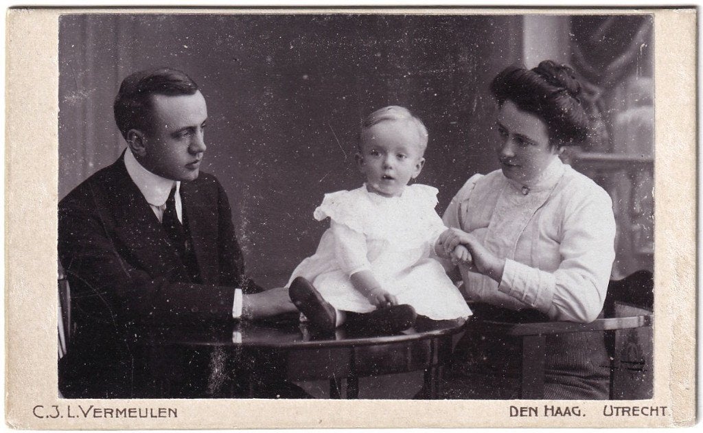 CDV - Gezin Familie Kind Witte Jurk Tafel - Foto Vermeulen, Gebruikt, Foto, Ophalen of Verzenden, Voor 1940