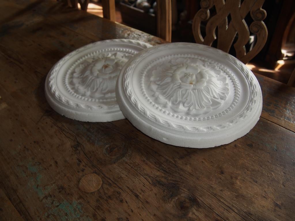2 Rozetten/Plafond Ornamenten, Ophalen of Verzenden, Gebruikt, Wit, Overige materialen