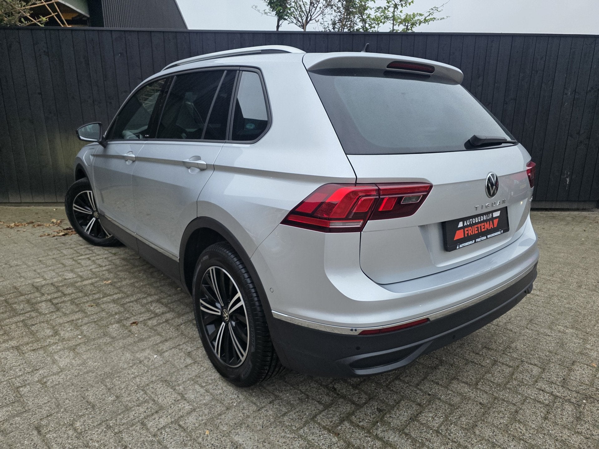 Volkswagen Tiguan 1.4 TSI eHybrid Life (bj 2023, automaat), Auto's, Stof, Gebruikt, Zwart, 4 cilinders