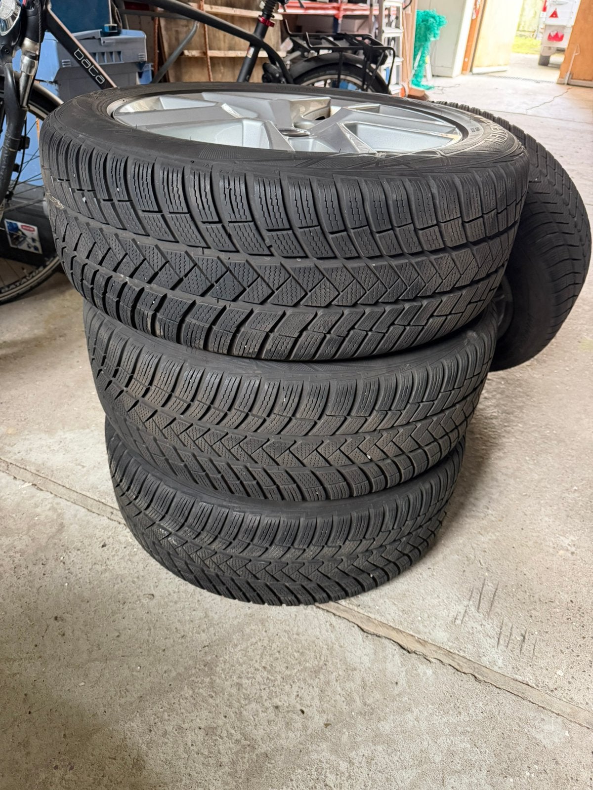Volvo velgen met banden, Ophalen, 18 inch, 235 mm, Zomerbanden