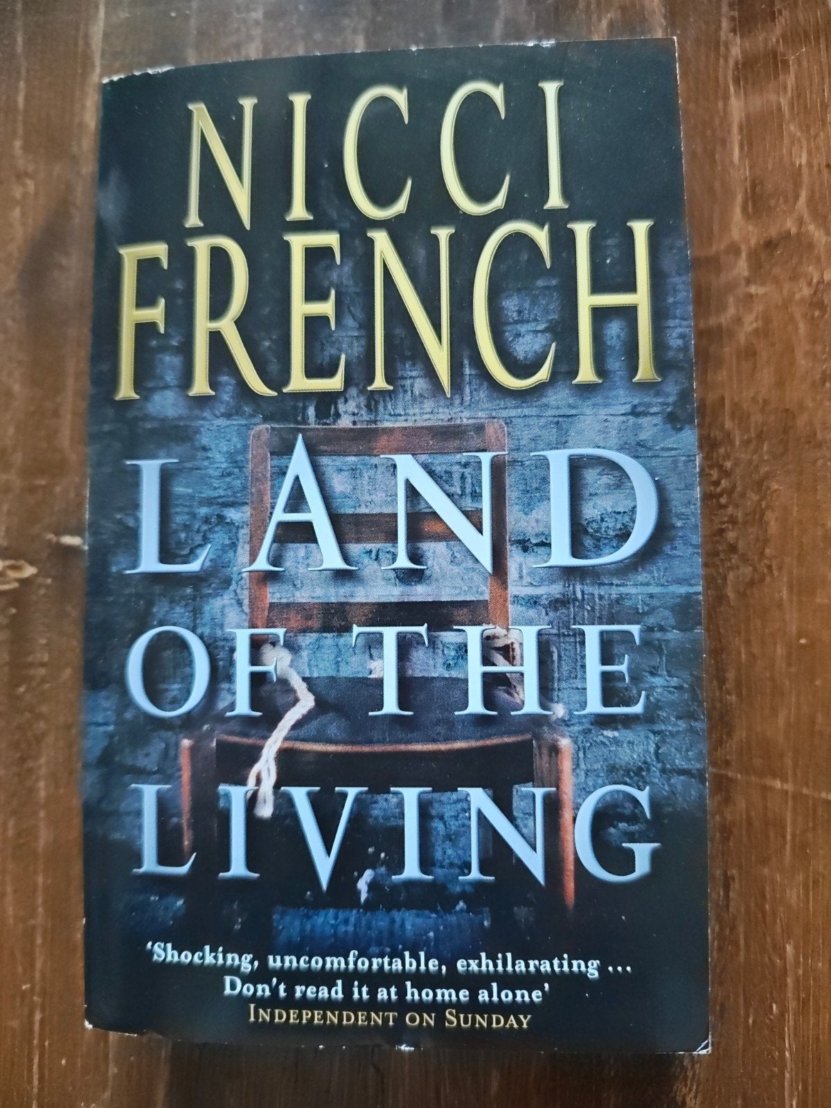 Land of the Living - Nicci French (Penguin Books), Ophalen of Verzenden, Gelezen, Nicci French