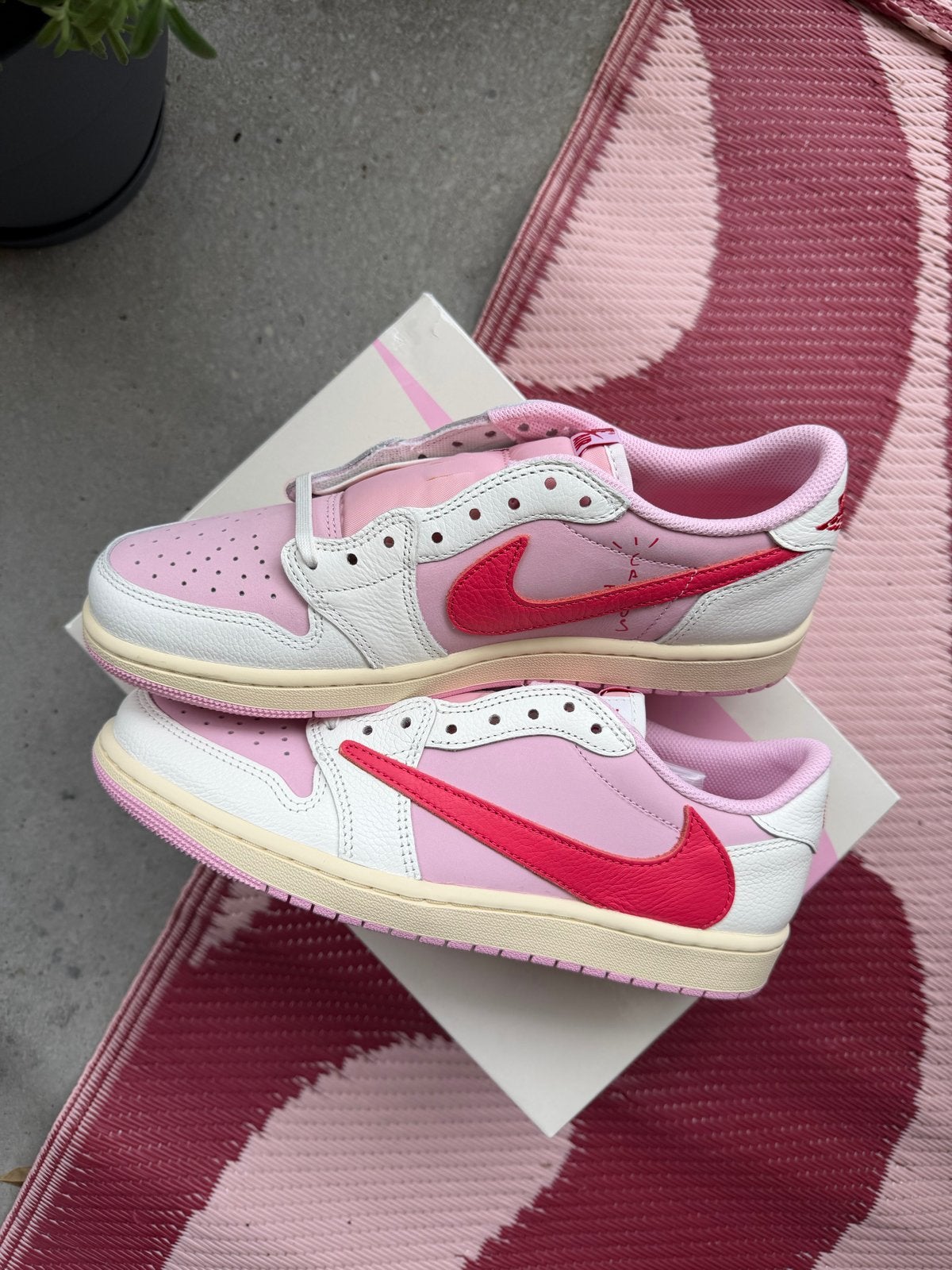 Jordan 1 Travis Scott Tropical Pink - Maat 42,5, Ophalen of Verzenden, Nieuw, Overige kleuren, Sneakers of Gympen
