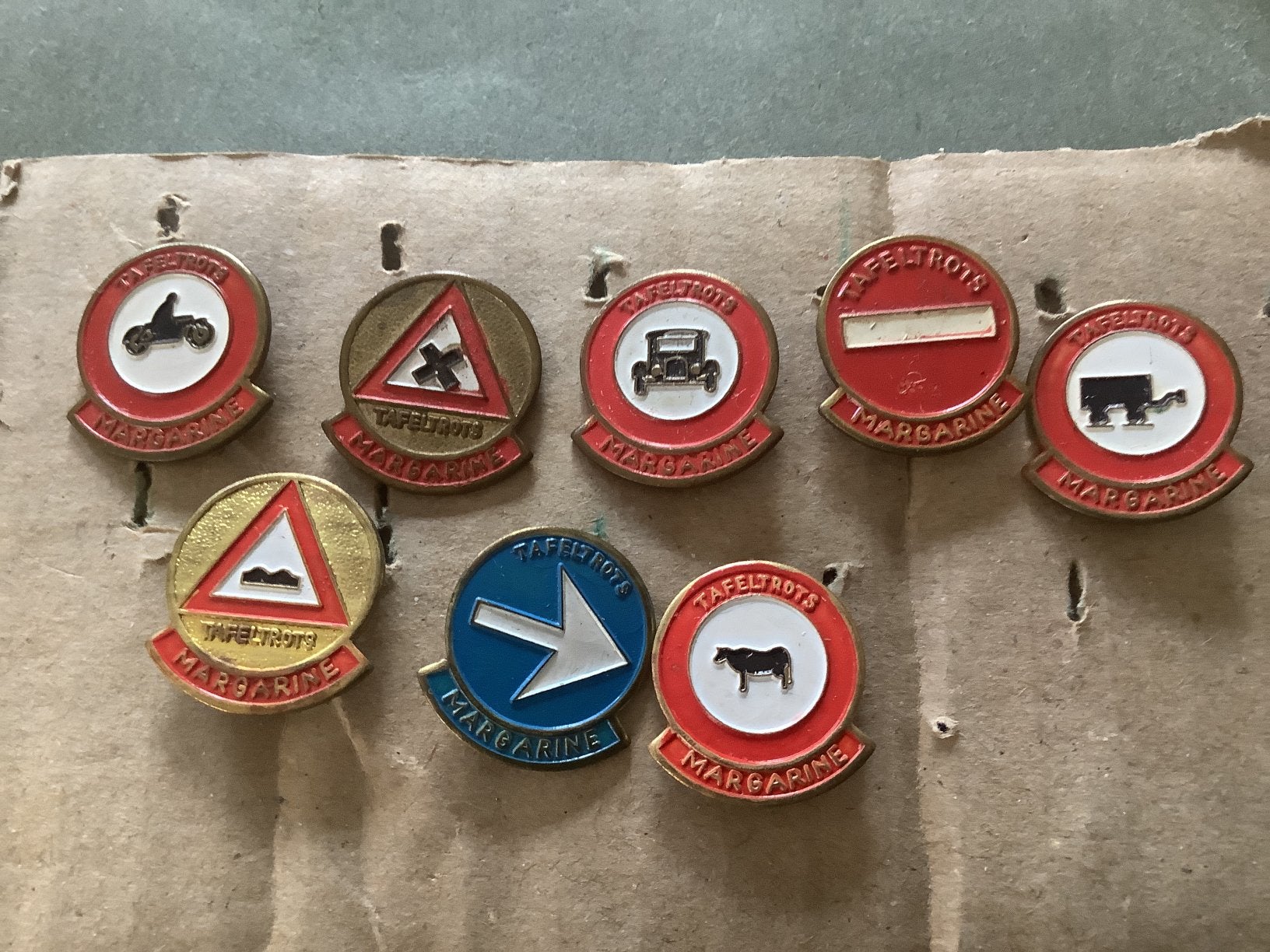 8 speldjes verkeersborden Tafeltrots Margarine, Verzamelen, Speldjes, Pins en Buttons, Ophalen of Verzenden, Zo goed als nieuw