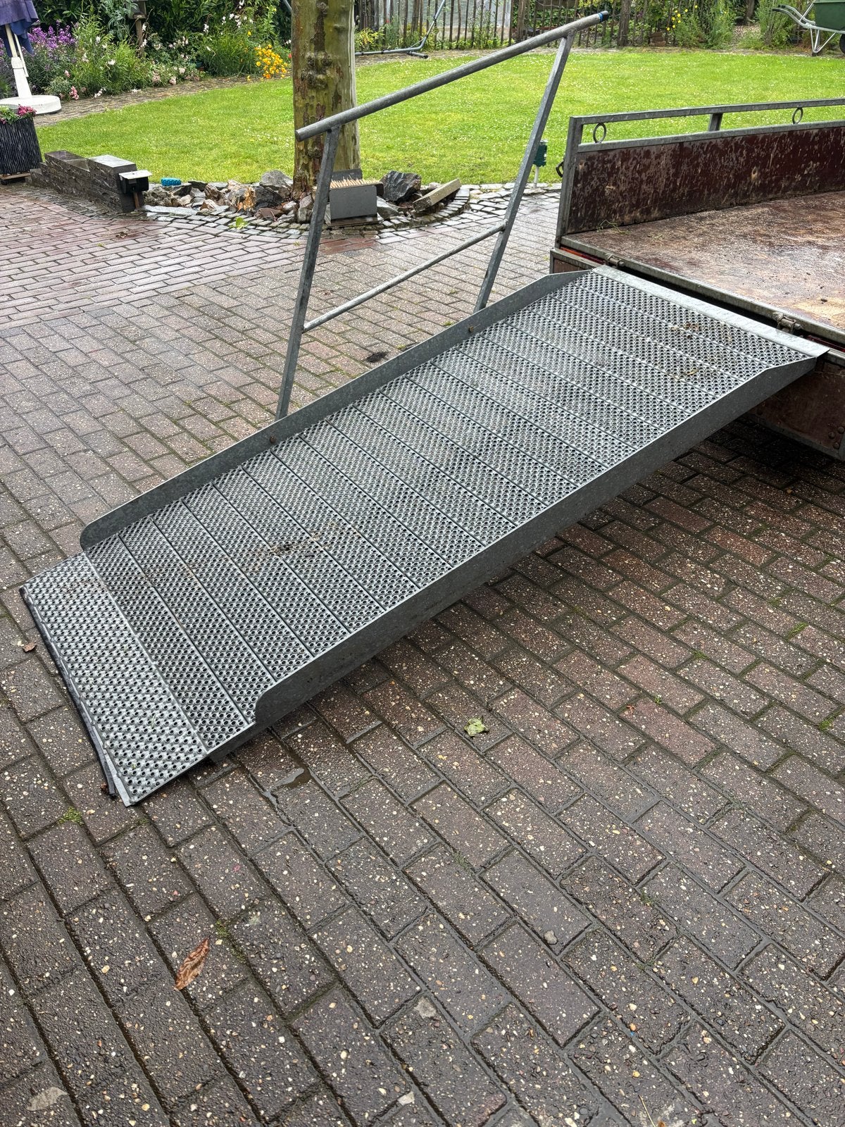 Stevige metalen gegalvaniseerde oprijplaat met leuning ., Ophalen, Gebruikt