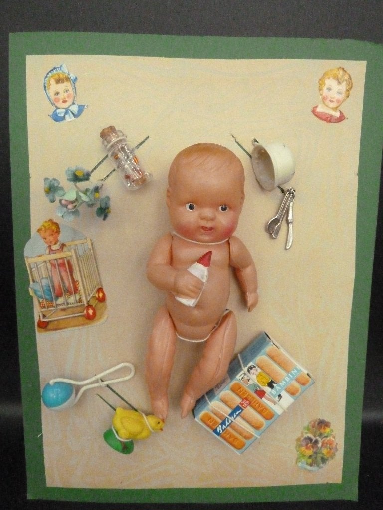 Oud celluloid babypopje op kaart met speeltjes., Ophalen of Verzenden