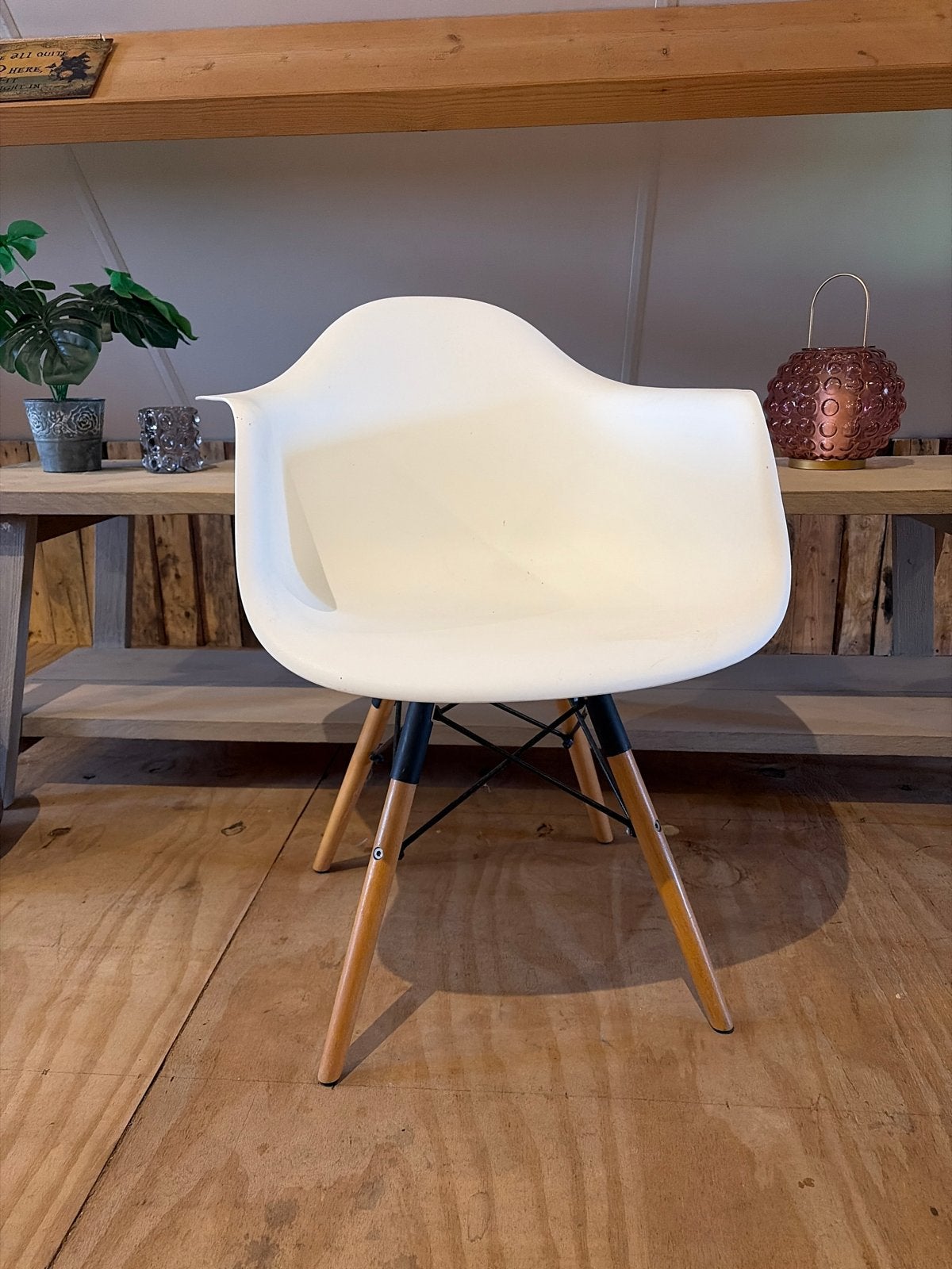 Witte kuipstoel met houten poten - Eames stijl, Ophalen, Kunststof, Gebruikt, Wit