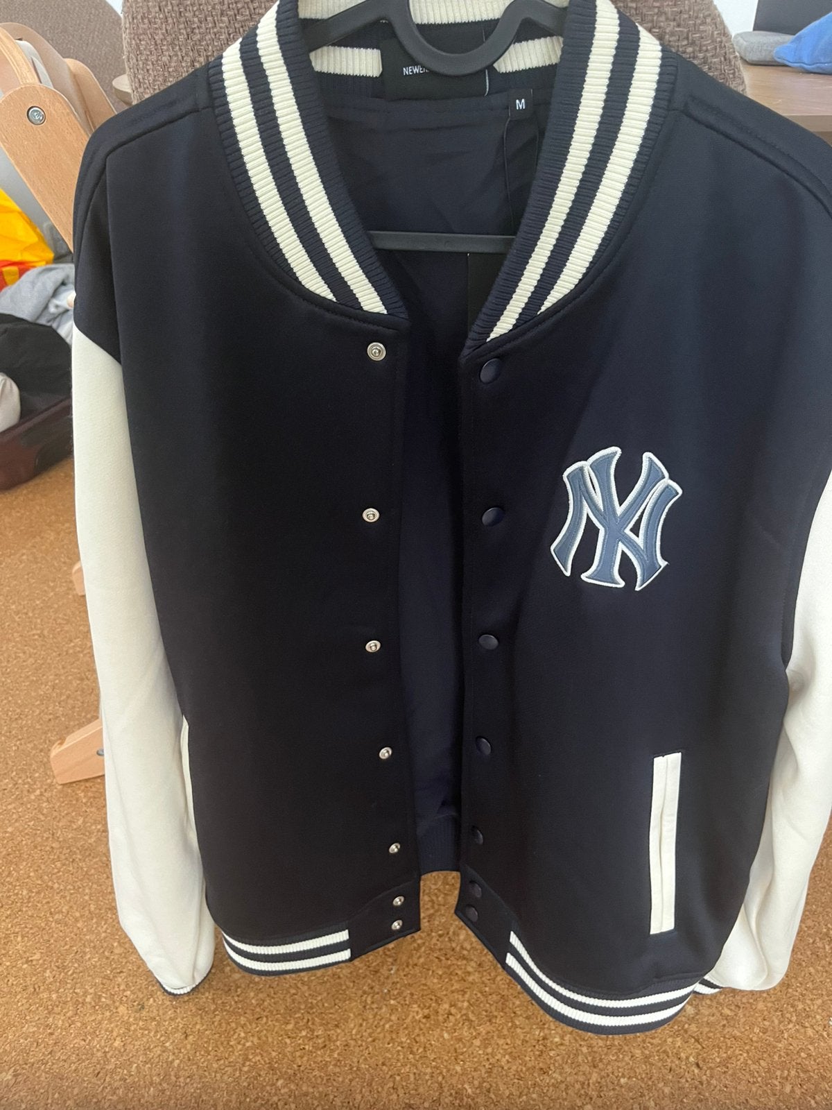Nieuw yankees new era varsity jacket medium, Verzenden, Nieuw, Maat 48/50 (M), Blauw