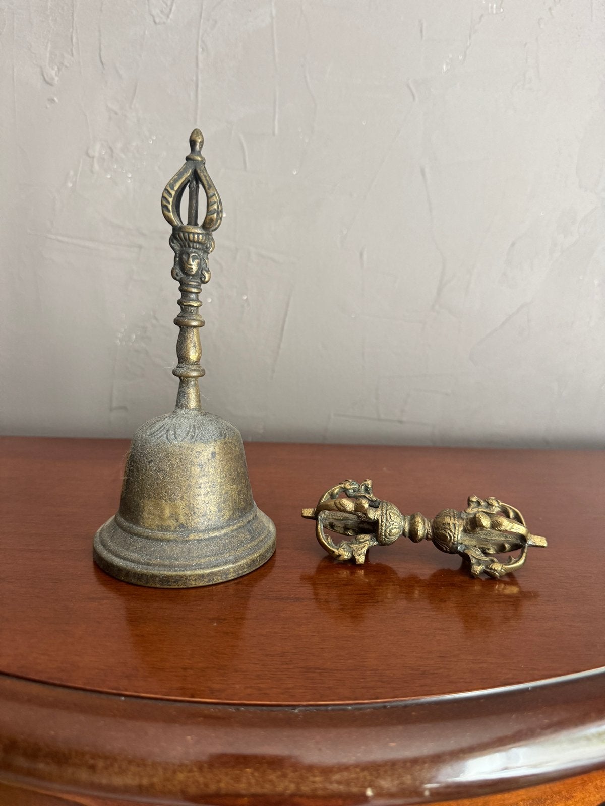 Bronzen set Tibetaans boeddhisme Dorje (Vajra) en drilbu bel, Ophalen of Verzenden, Brons
