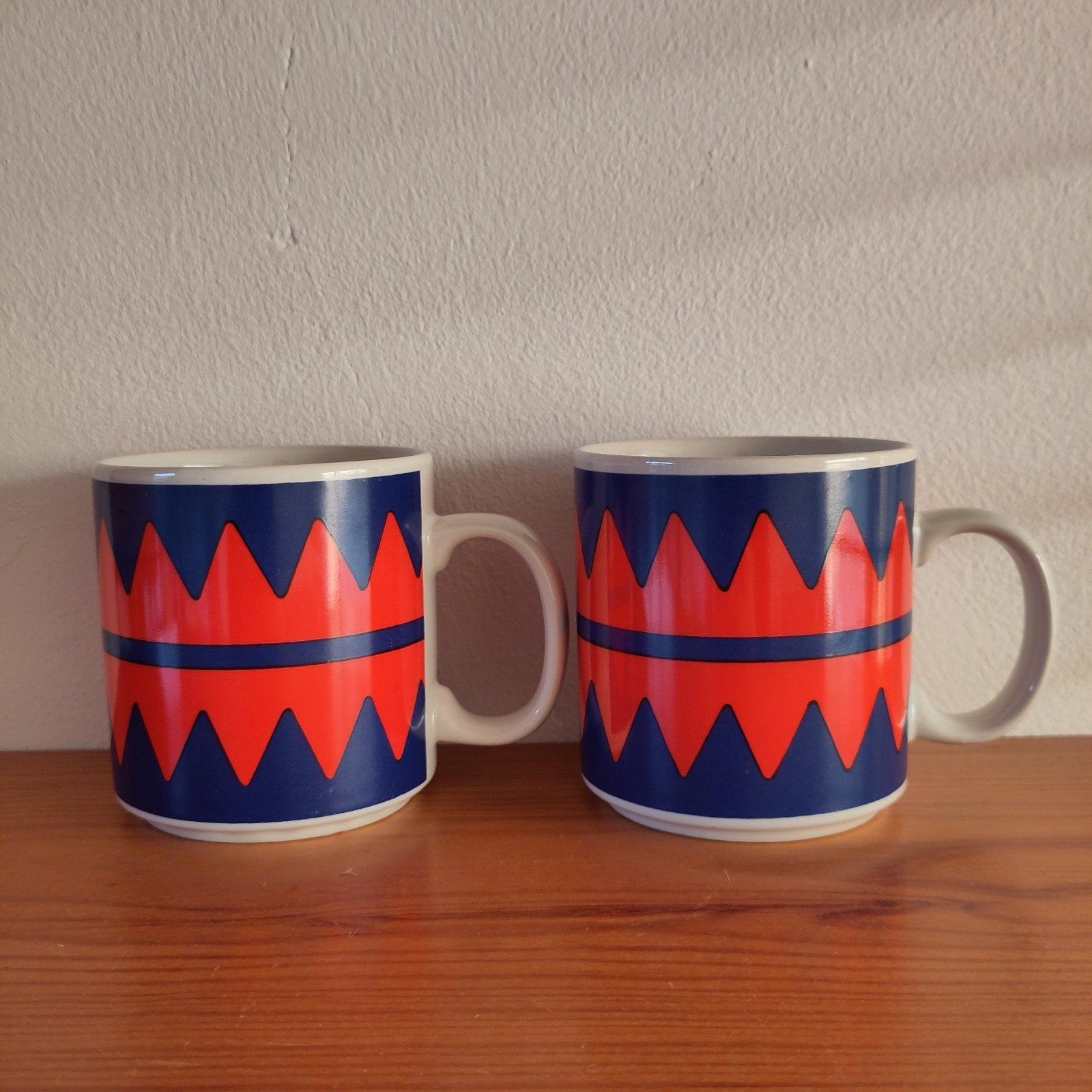 Twee vintage jaren 70 mokken, Vintage, Zo goed als nieuw, Aardewerk, Mok