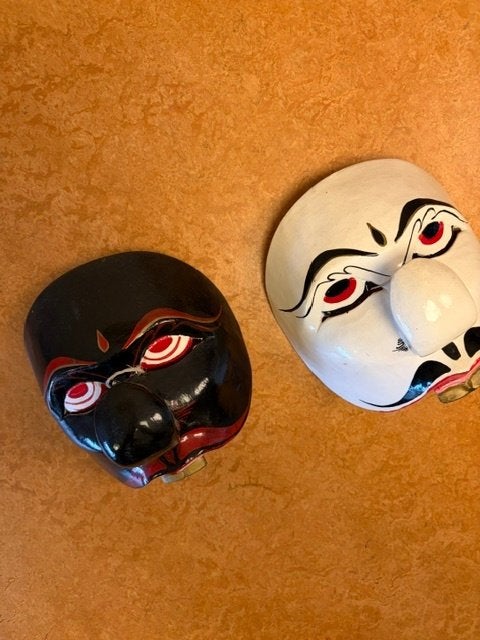 Twee maskers zwart en wit, Indonesië., Antiek en Kunst, Ophalen