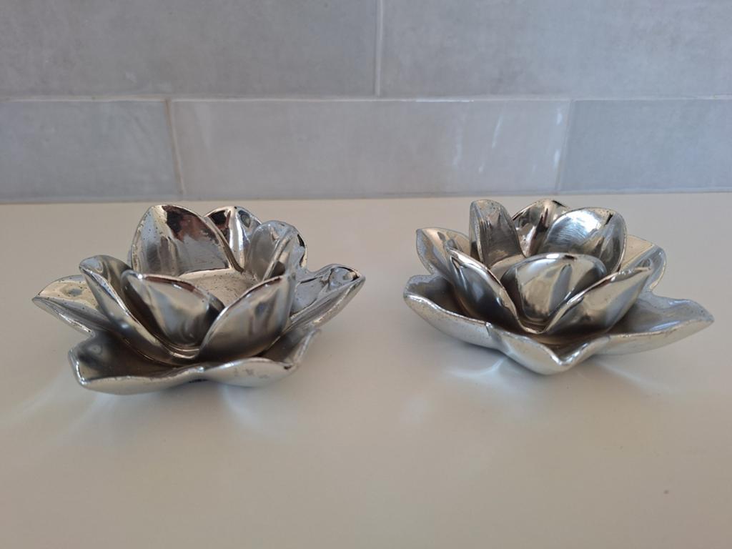 Set van 2 zilverkleurige lotus kandelaars., Huis en Inrichting, Woonaccessoires | Kandelaars en Kaarsen, Zo goed als nieuw, Kandelaar