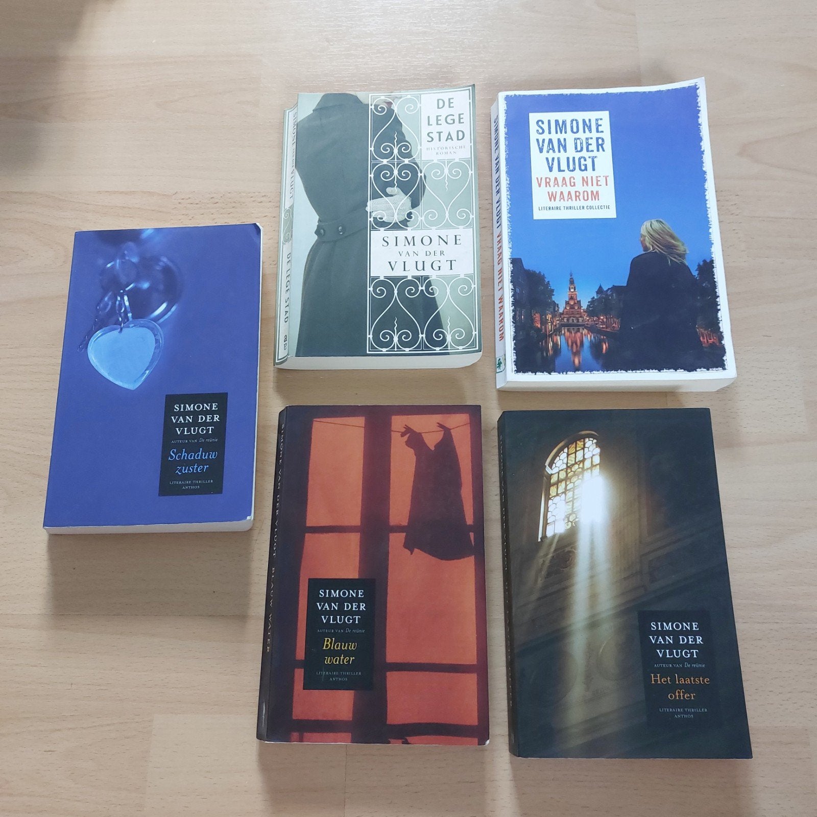 5 boeken van Simone van der Vlugt - Thrillers, Boeken, Ophalen of Verzenden, Gelezen, Simone van der Vlugt, Nederland