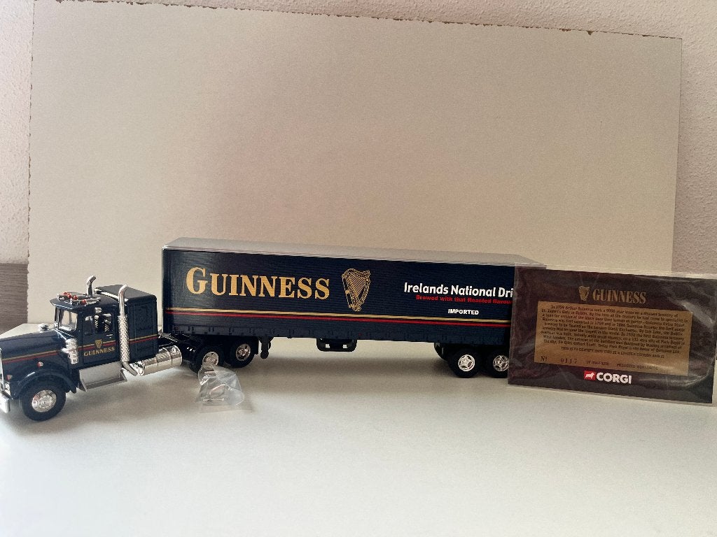 Kenworth t925 met Guinness trailer van Corgi, Hobby en Vrije tijd, Ophalen of Verzenden, Zo goed als nieuw, Bus of Vrachtwagen
