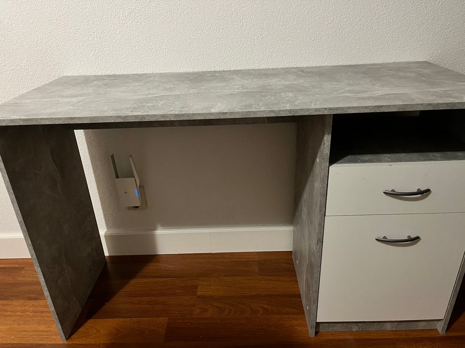 Grijs JYSK bureau, Huis en Inrichting, Ophalen, Opbergruimte, Gebruikt, Hout