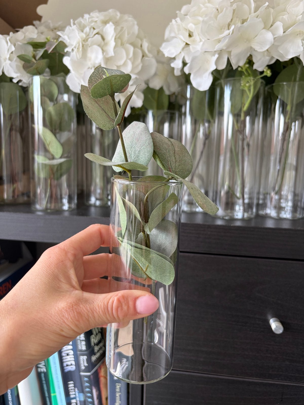 Glazen vaasjes met kunstbloemen (hortensia en eucalyptus), Huis en Inrichting, Transparant, Inclusief decoratie, Ophalen of Verzenden