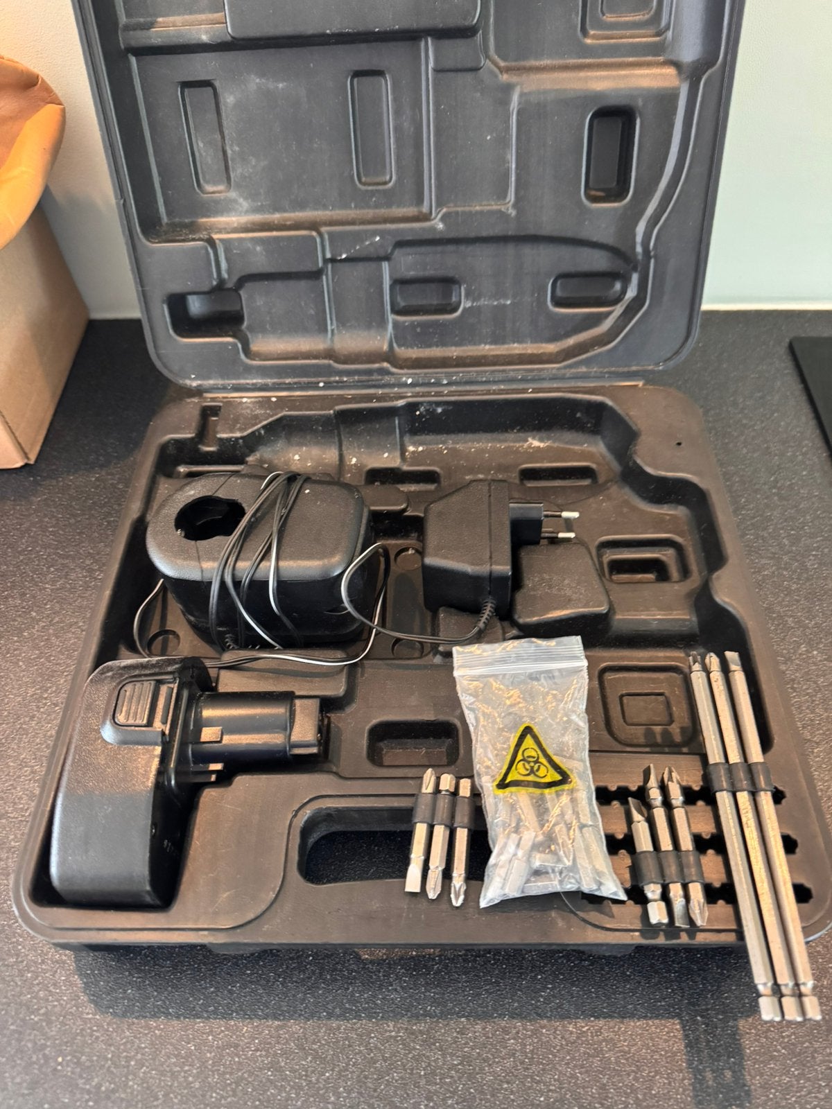 Accu, lader en bitjes Black & Decker KC1451C 14.4V, Ophalen of Verzenden, Zo goed als nieuw, Boor- en Schroefmachine