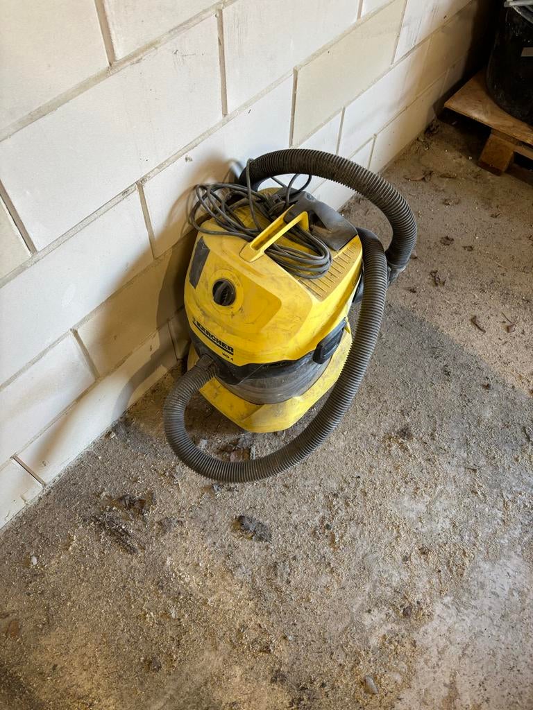 Kärcher WD 4 Premium Nat-/Droogzuiger - 1000W, Ophalen, Gebruikt, Kärcher, Industriële stofzuiger