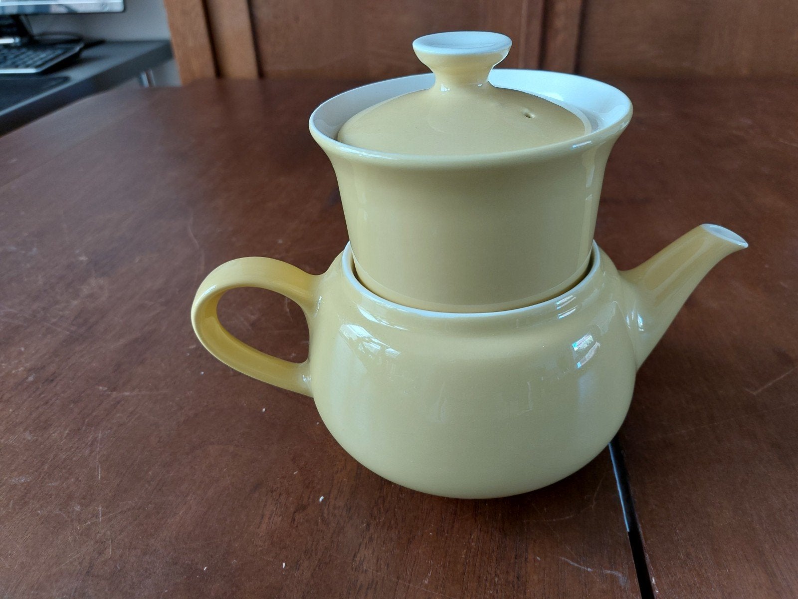 Petrus Regout koffiepot okergeel, Ophalen of Verzenden
