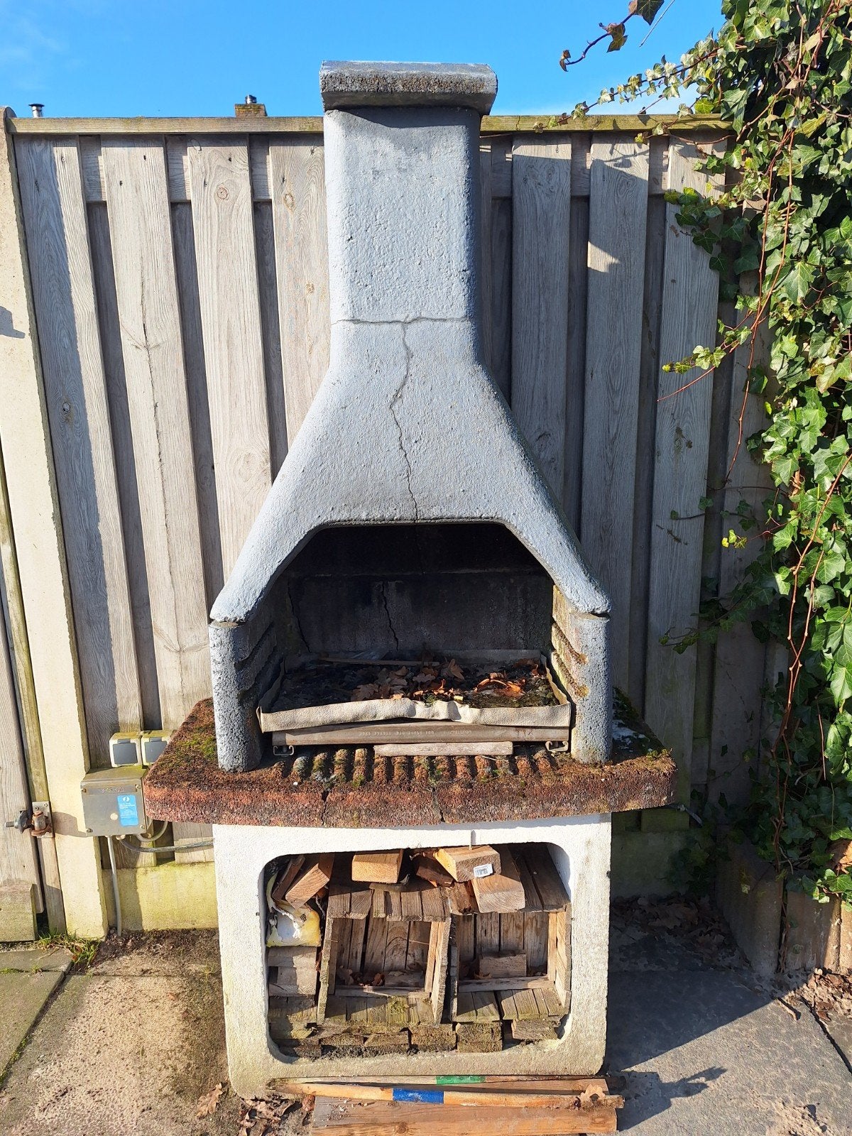 Betonnen barbeque, Ophalen