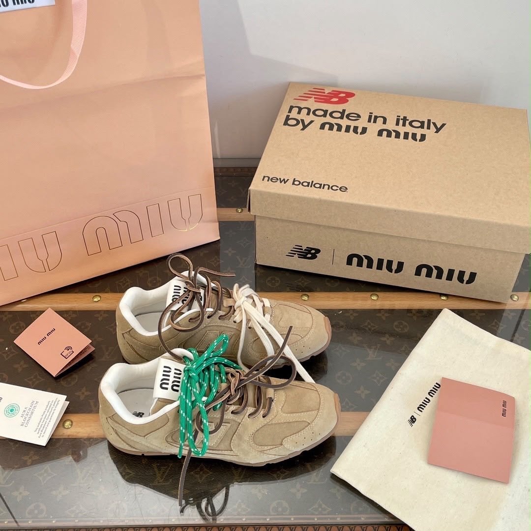 New Balance x Miu Miu Sneakers - Zo goed als nieuw, Ophalen of Verzenden, Zo goed als nieuw, Beige, Sneakers of Gympen