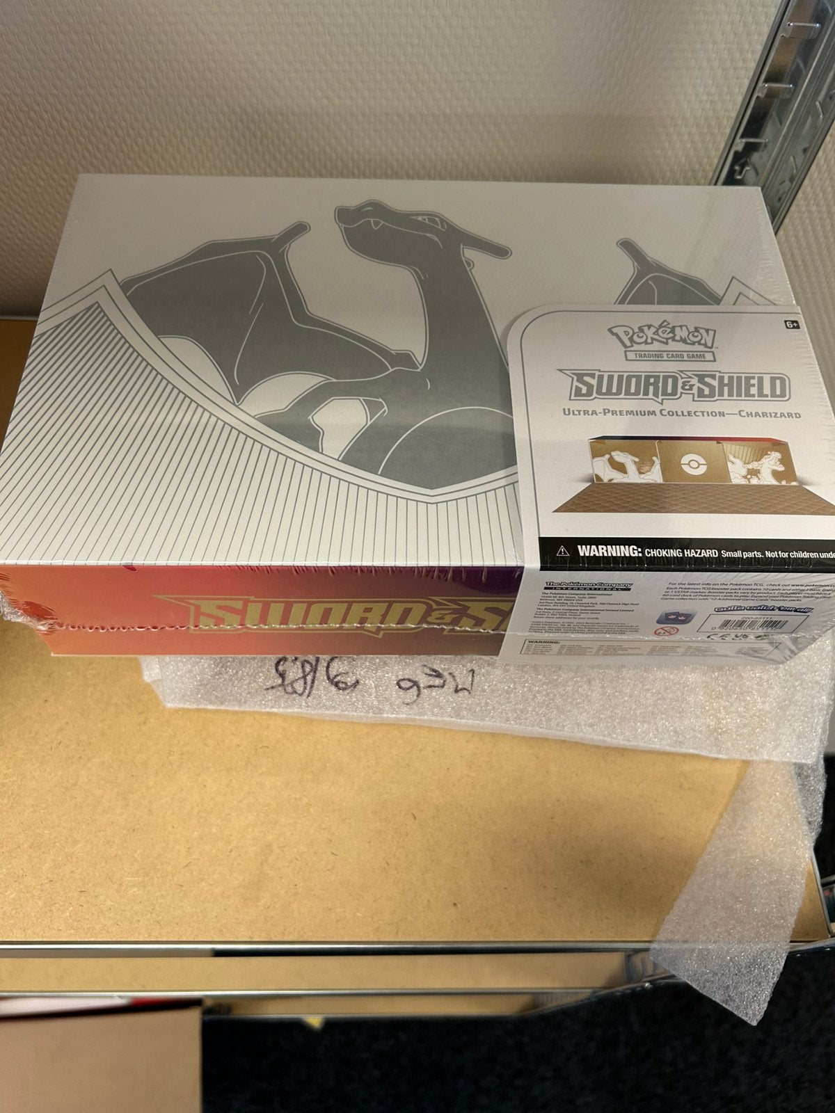 UPC charizard box SWSH, Ophalen of Verzenden, Zo goed als nieuw