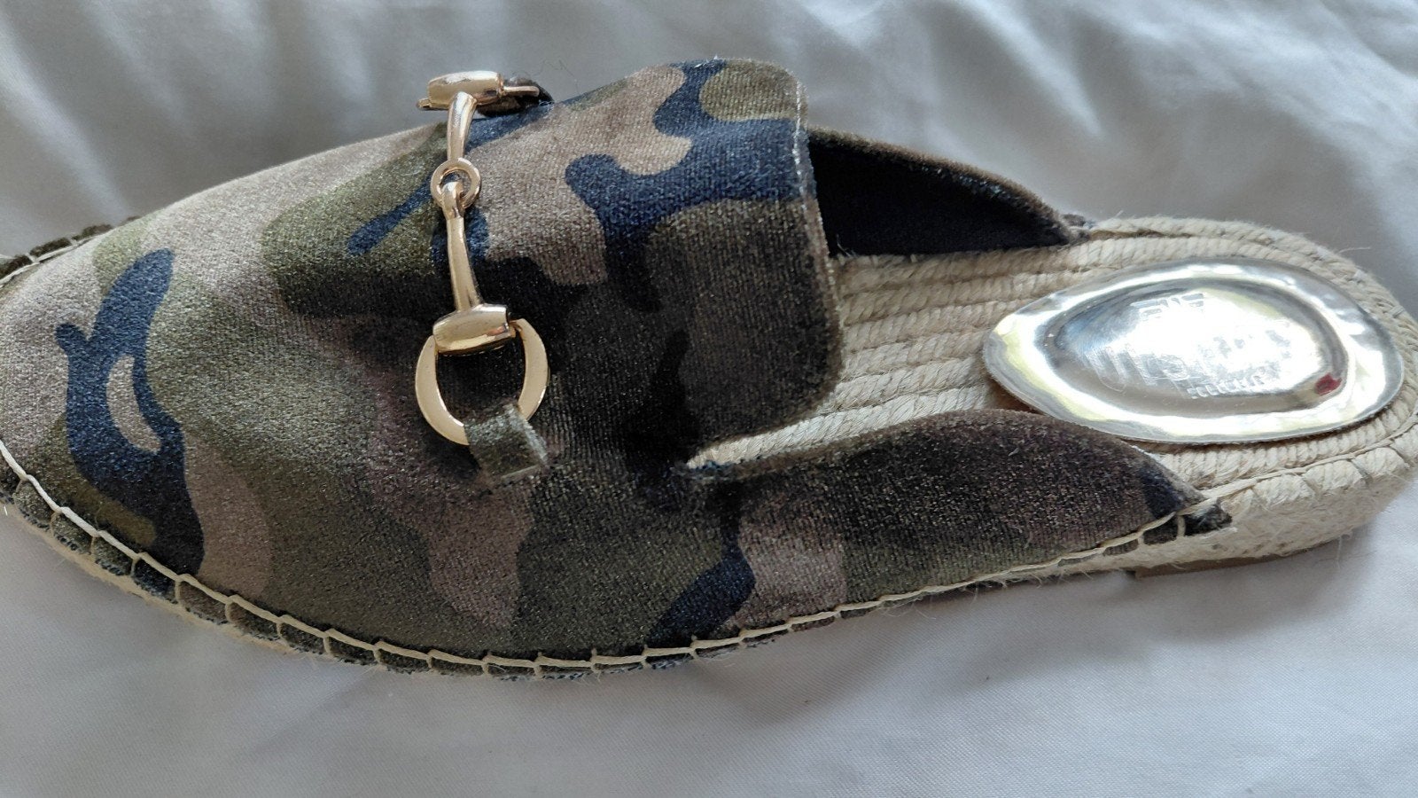 Espadrilles slipper met army motief en gouden gesp, Ophalen of Verzenden, Onbekend, Espadrilles of Moccasins, Gedragen