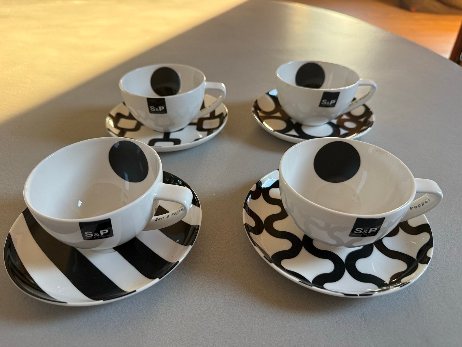 S&P Salt & Pepper Graphic theekopjes met schotels (4 stuks), Huis en Inrichting, Ophalen, Overige merken, Zo goed als nieuw, Modern