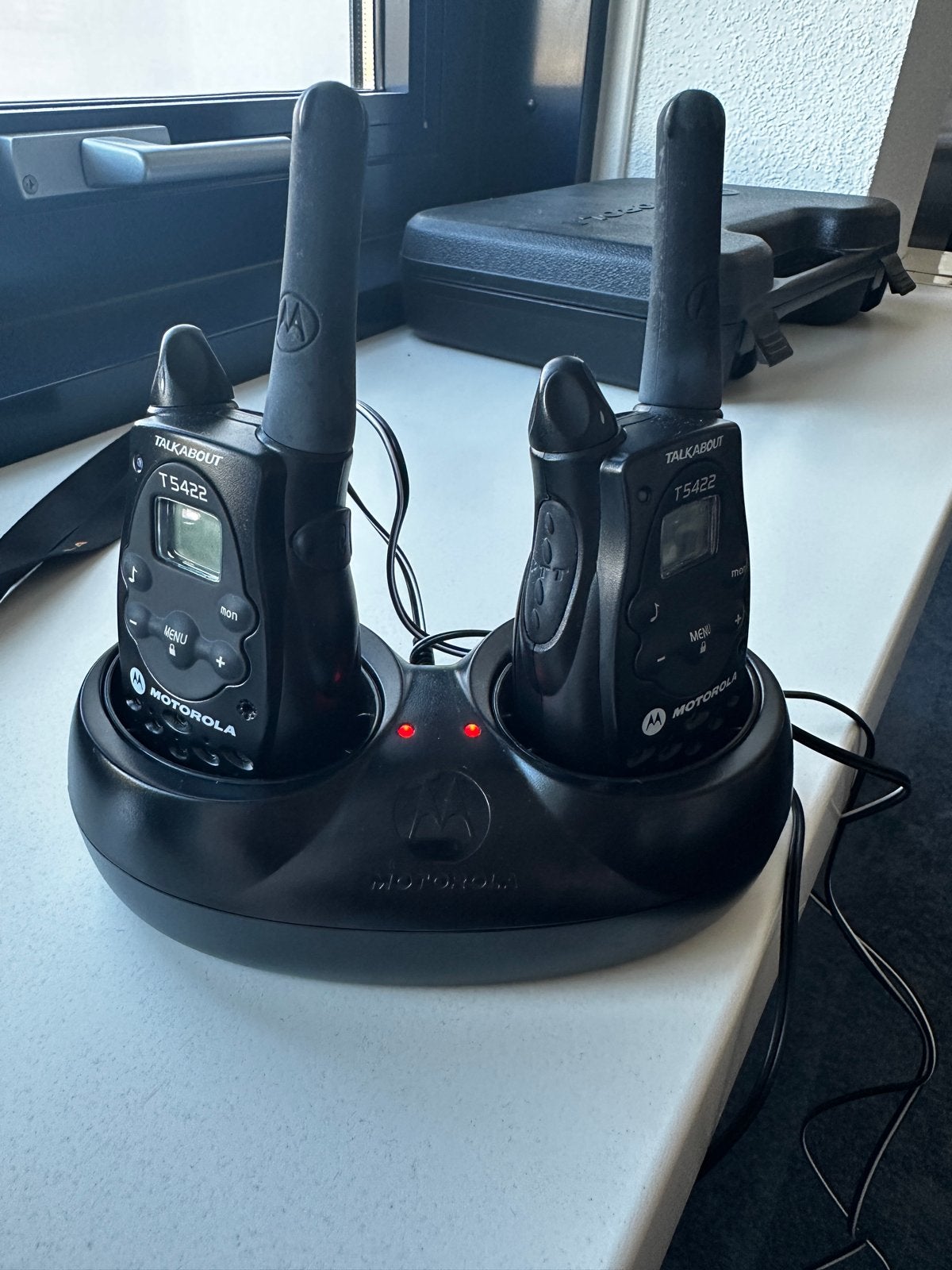 Motorola Talkabout T5422 Walkie Talkies met Oplader, Ophalen, Gebruikt, 2 to 5 km, Portofoon of Walkie-talkie