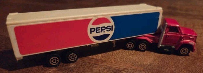 Majorette Saviem Pepsi vrachtwagen (schaal 1:100), Ophalen of Verzenden, Zo goed als nieuw