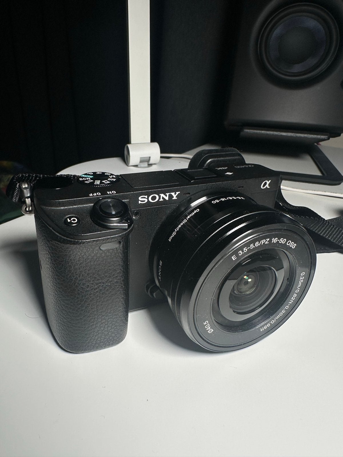 Sony A6400 body [WEINIG SHOTS] + kitlens en accessoires, Ophalen of Verzenden, Zo goed als nieuw, Accu, Sony