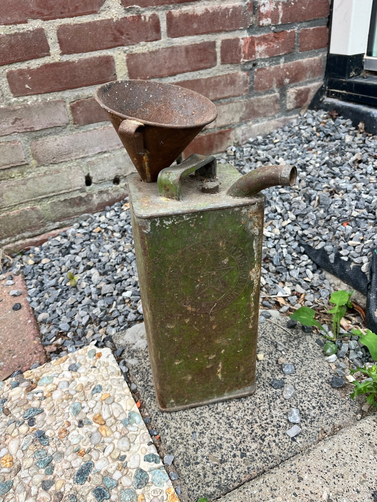 Vintage metalen jerrycan met trechter, Ophalen