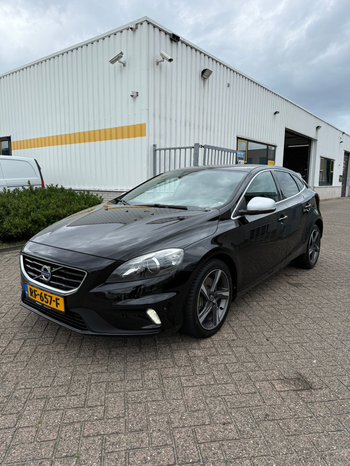 Volvo V40 2.0 D4 R-DESIGN Geartronic 2016 Zwart, Zwart, Navigatiesysteem, Diesel, 154 €/maand
