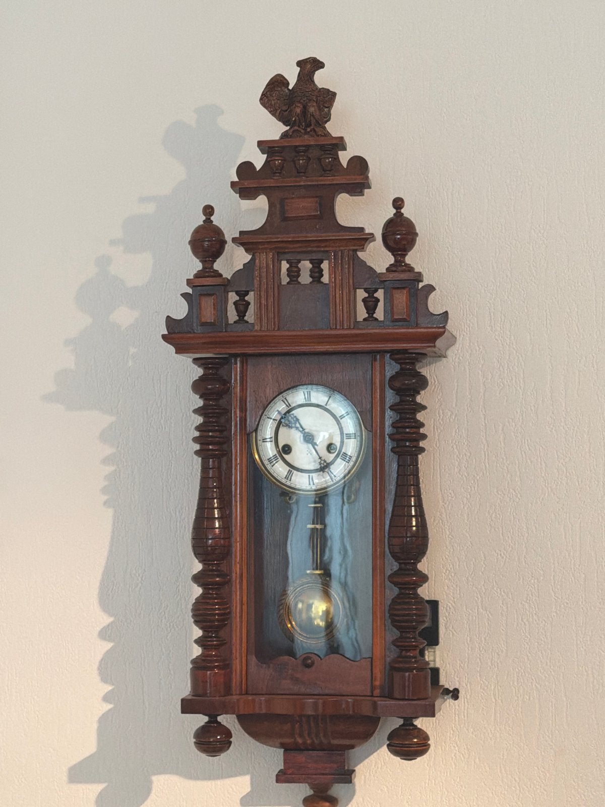 Antieke wandklok met slinger en houtsnijwerk, Ophalen of Verzenden