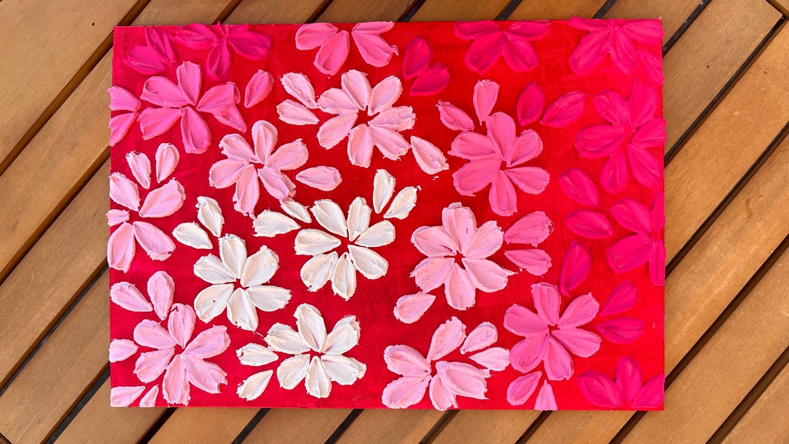 Levendig bloemenschilderij in roze en rood, Acrylverf, Handgeschilderd, Ophalen of Verzenden, Bloemen