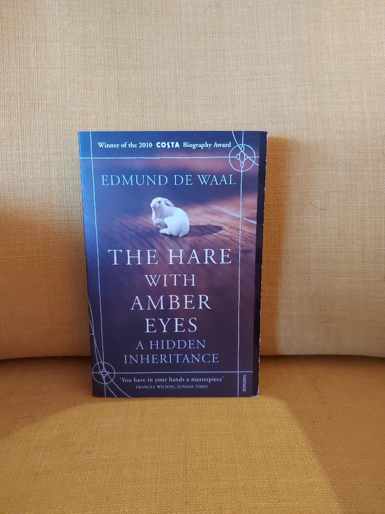 The hare with the amber eyes - Edmund de Waal. Netsuke., Boeken, Biografieën, Zo goed als nieuw, Overige, Ophalen of Verzenden