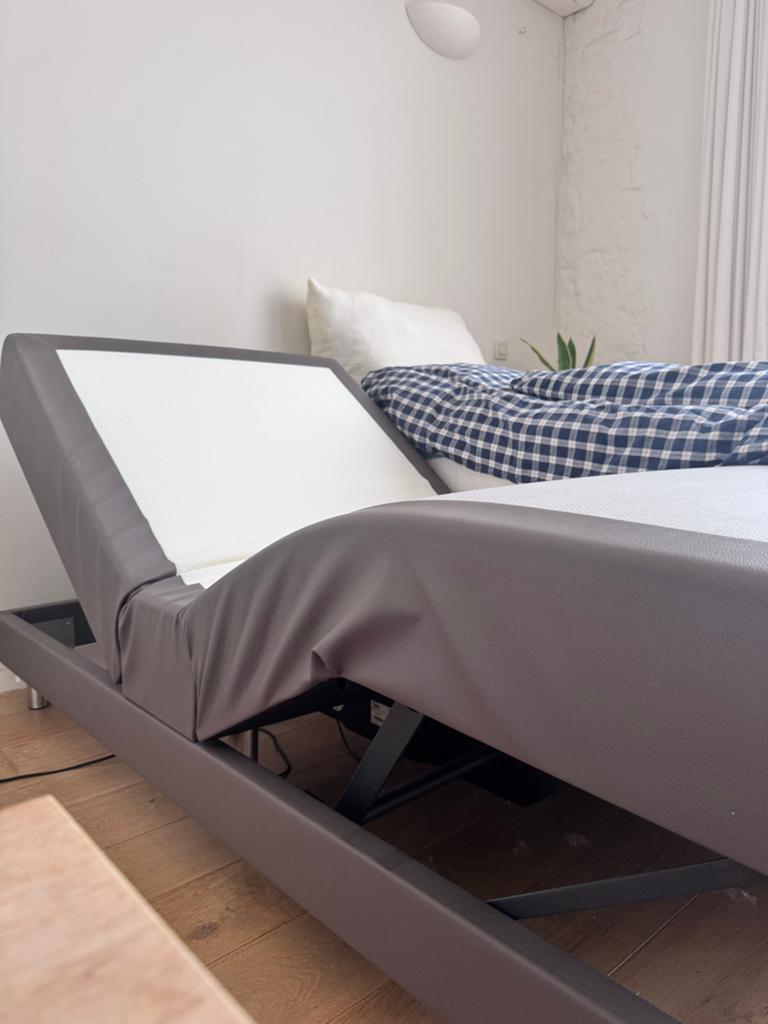 Luxe Auping boxspring grijs leder, 3 standen elektrisch, Ophalen, Tweepersoons, Zo goed als nieuw, 180 cm