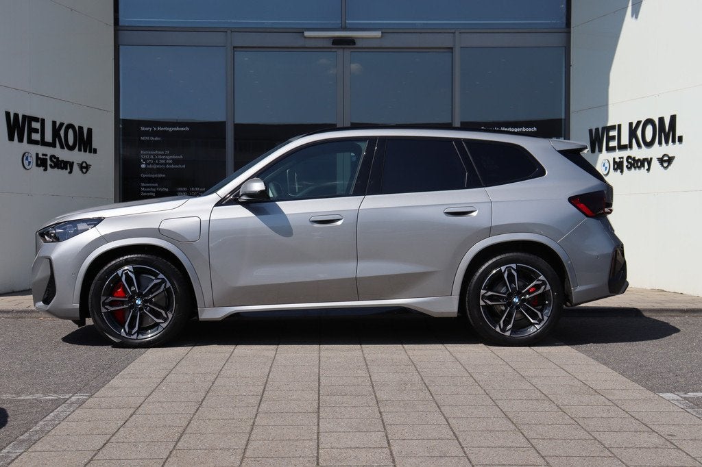 BMW X1 xDrive25e M Sport Automaat / Panoramadak / Trekhaak /, Auto's, BMW, Zwart, LED verlichting, Leder, Bedrijf