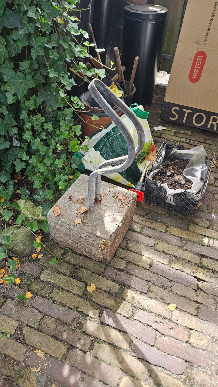 Fietsenrek met betonnen voet, Ophalen of Verzenden, Gebruikt