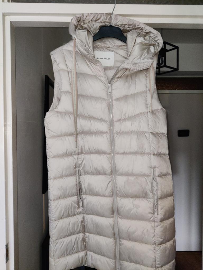 Tom Tailor lange gewatteerde bodywarmer met capuchon, Kleding | Dames, Maat 38/40 (M), Beige, Zo goed als nieuw, Tom Tailor