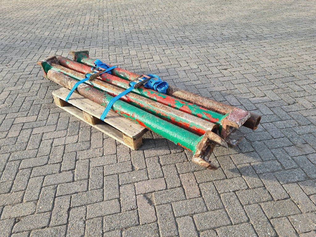 4 oude gietijzeren palen pilaren zuilen, Ophalen, Zo goed als nieuw