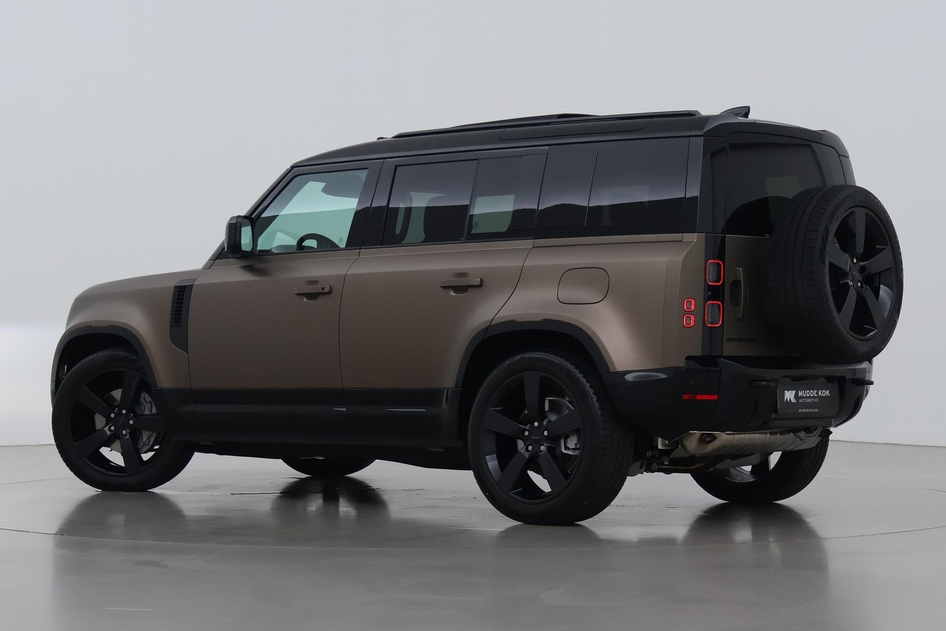 Land Rover Defender 110 P300e X-Dynamic HSE | SATIN | Luchtv, Auto's, Automaat, Stof, Gebruikt, 4 cilinders
