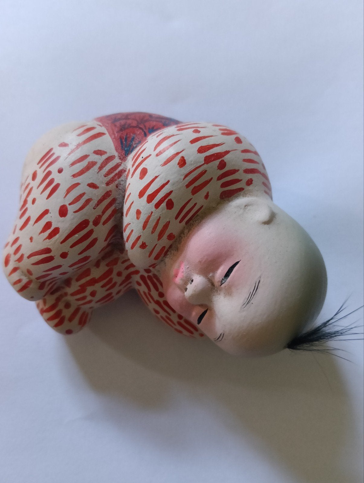 Vintage Japanse Netsuke beeldje van slapende baby, Ophalen of Verzenden, Gebruikt