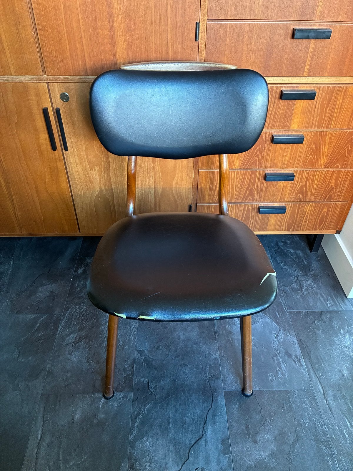 Vintage stoel met houten frame en skai bekleding, Huis en Inrichting, Stoelen, Ophalen, Gebruikt, Zwart, Eén